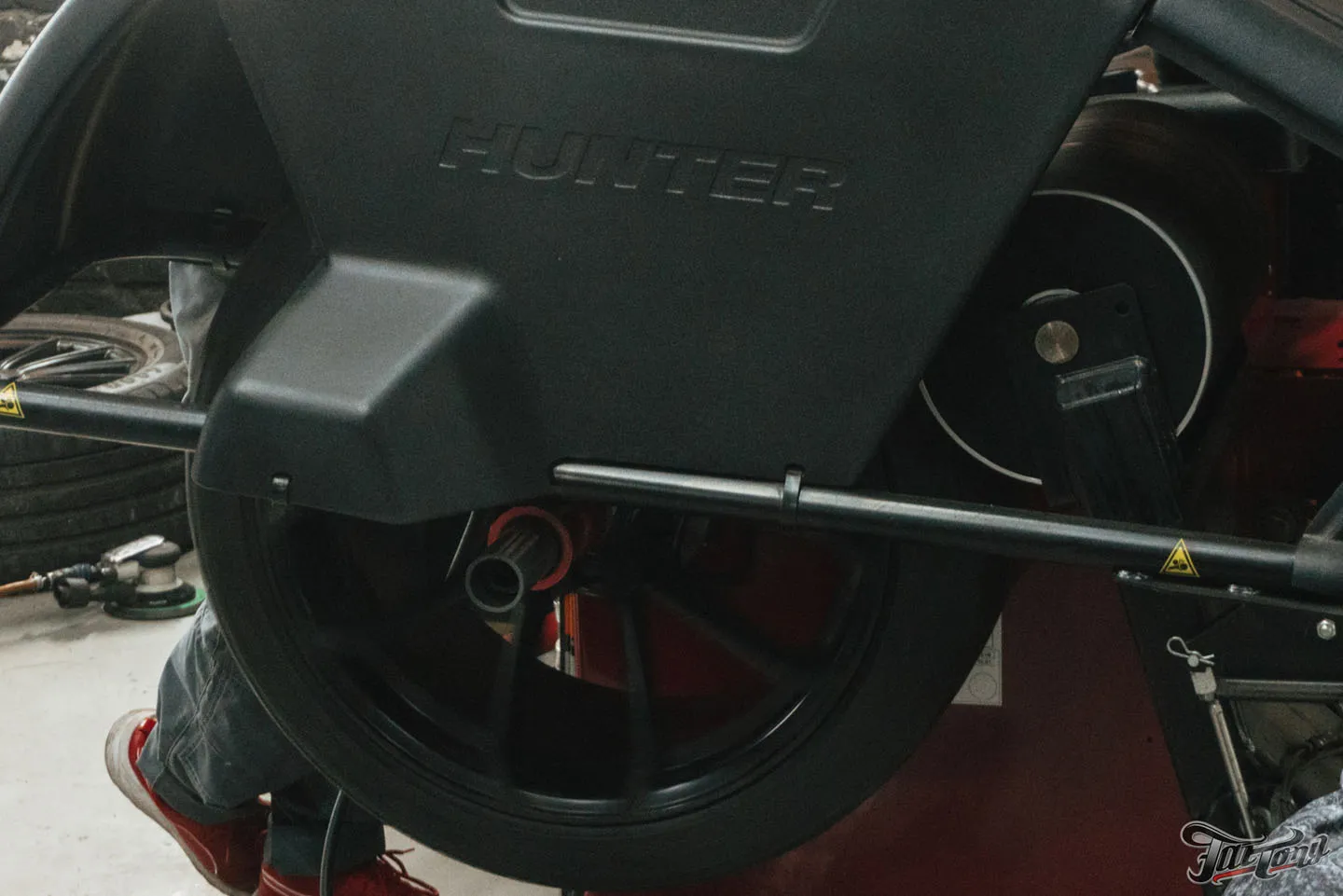 Фирменный Шиномонтаж на вибростенде на стендах Hunter для Porsche Panamera GTS: ПОСПОРИЛИ С ГОСТЕМ!